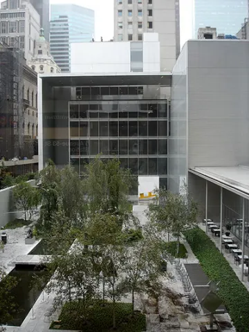 Foto de la entrada ajardinada del MOMA (Museum of Modern Art) de Nueva York